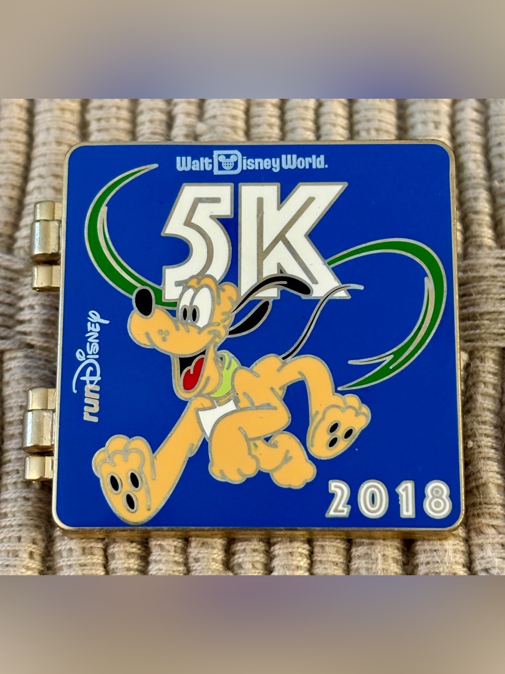 DISNEY 2018 Walt Disney World Marathon 5K Pluto Hinged Pin